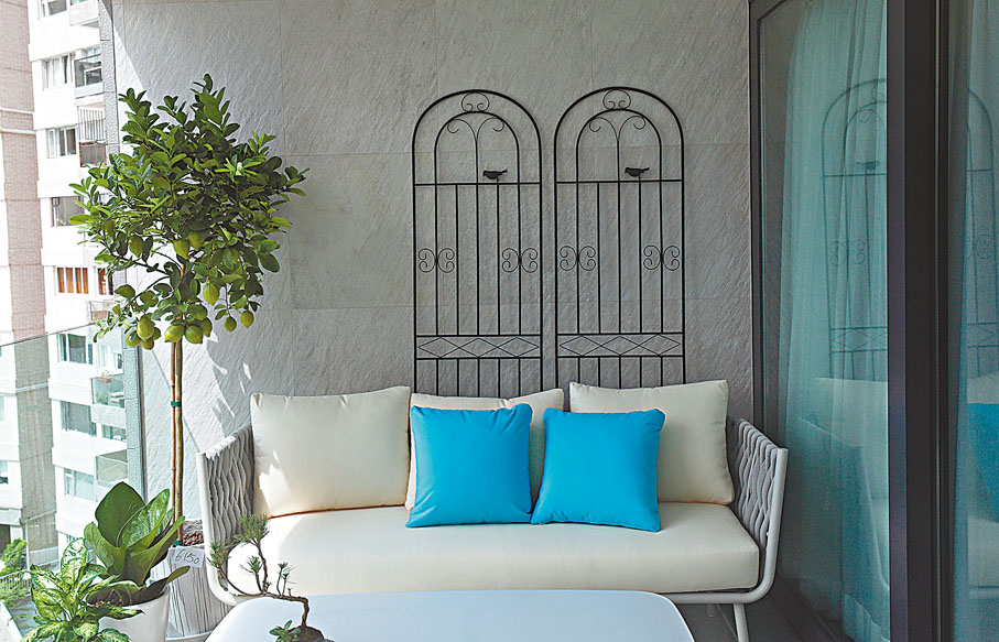 ●客廳旁的露台能引入自然光，是單位的一個焦點所在。