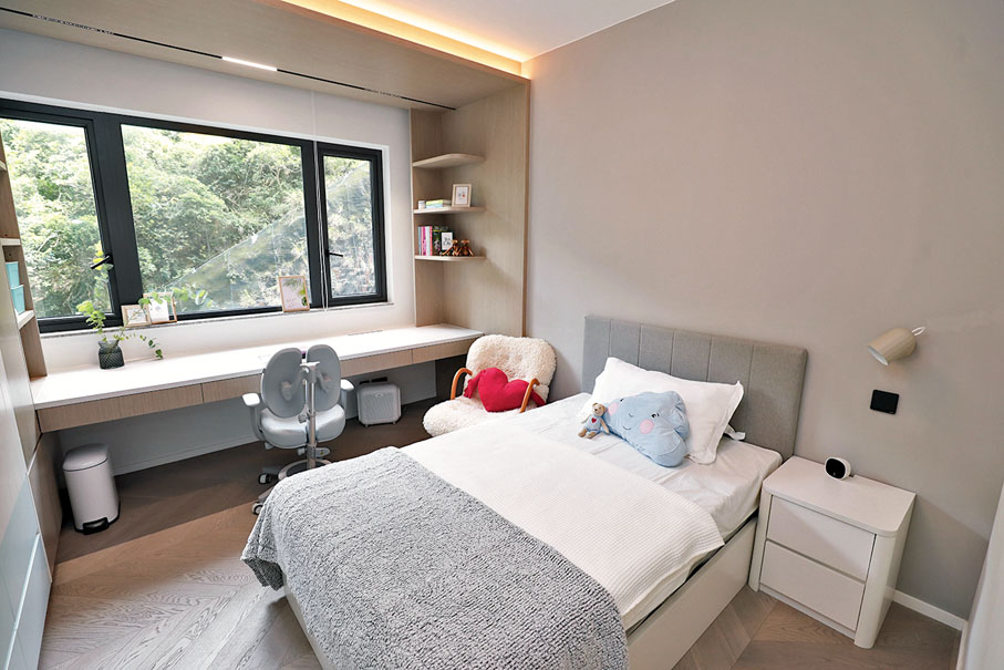 ● 大女兒的房間不僅設有一張大書枱，更有大量的儲物空間。