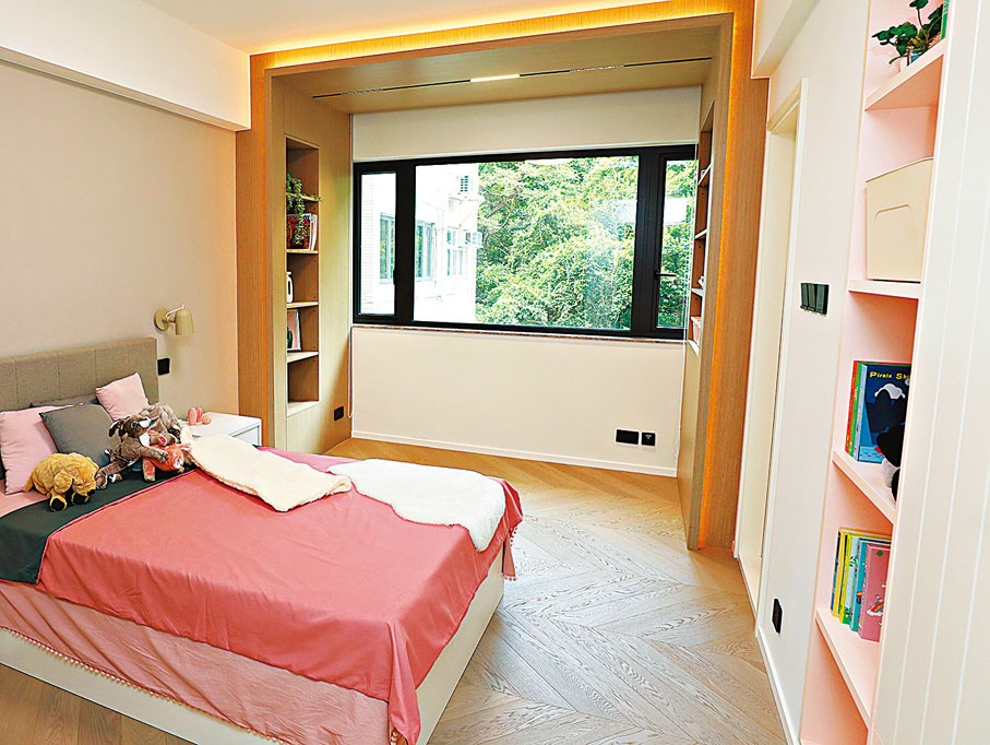 ● 小女兒房間則以淡粉紅和白色配搭，並加入木飾面的元素。