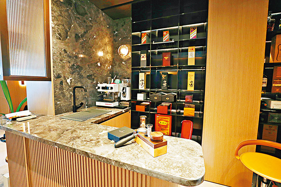 ● 吧枱的大理石材質，配搭黑色的金屬元素，看上去陽剛有型。