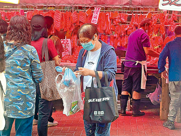 ●陳女士表示「減價混戰」對市民有好處。香港文匯報記者  攝