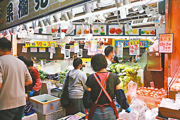 ●菜販「食水」未算深，期內蔬菜零售價升幅較溫和。 香港文匯報記者  攝