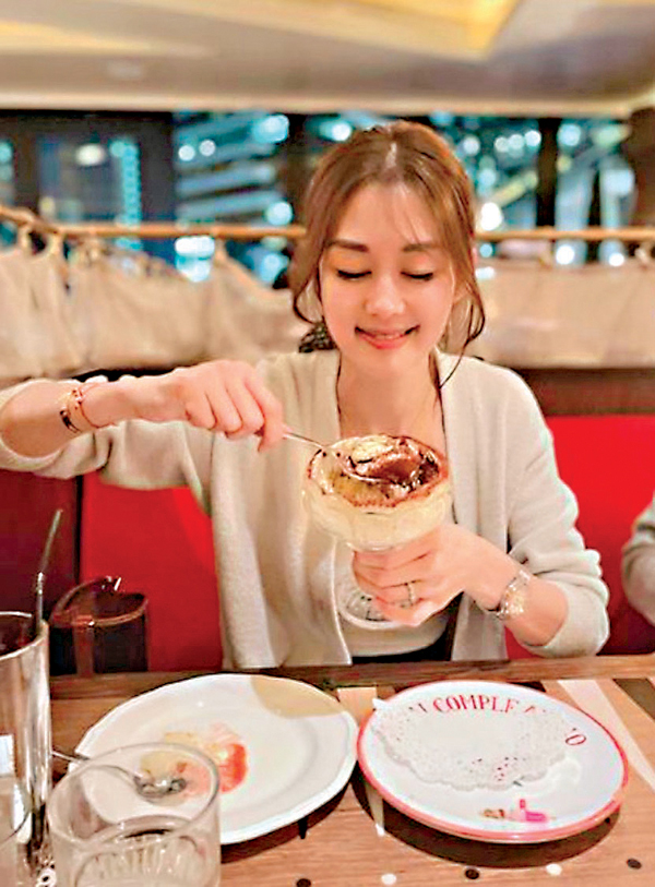 ● 身形纖瘦的香香毫無避忌地大膽食。