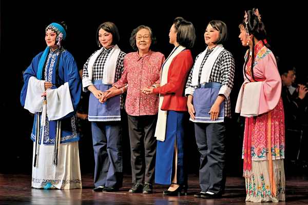 ●姚璇秋（左三）與潮劇演員齊唱戲曲《春風放歌》。