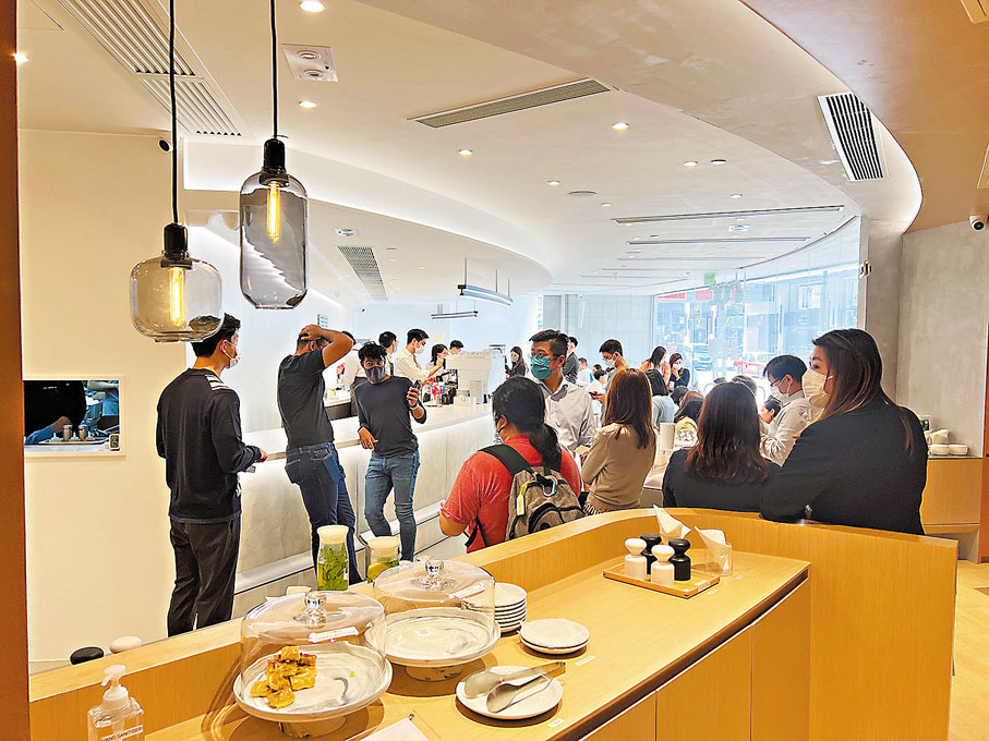 ● 香港市面有不少咖啡店都提供CBD飲品，生意火爆。 香港文匯報記者 攝