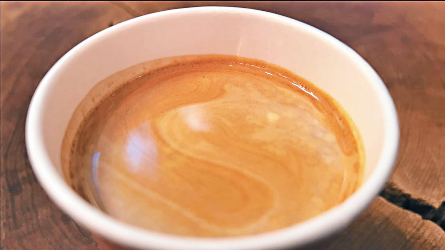 ● 香港文匯報記者試飲添加CBD的咖啡，其外觀與普通咖啡無異。 香港文匯報記者 攝