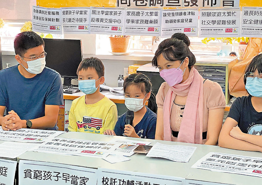 ●五歲的Katie（左三）除要照顧兩歲的妹妹，有時還會幫助媽媽煮菜。 香港文匯報記者  攝