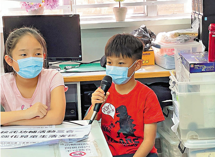 ●Leon（右）說有時煮飯被油濺到會沖下冷水。 香港文匯報記者  攝
