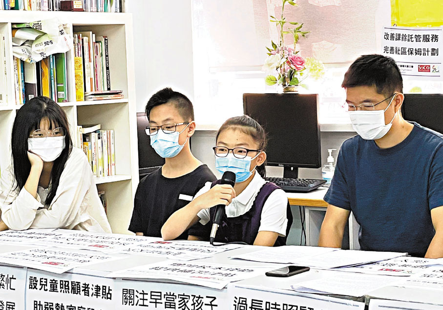 ●樂樂（左三）兩三歲時母親患病，乖巧的她承擔起照顧母親和料理家務的重任。 香港文匯報記者  攝