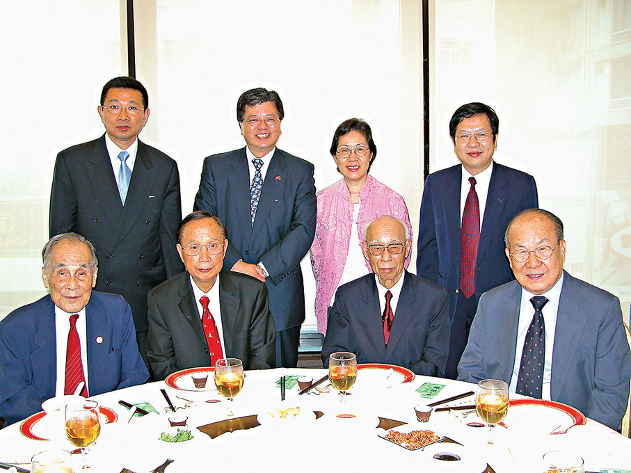 ●「潮汕四寶」早年相聚歡。前排左起：莊世平、林百欣、饒宗頤、陳偉南。資料圖片