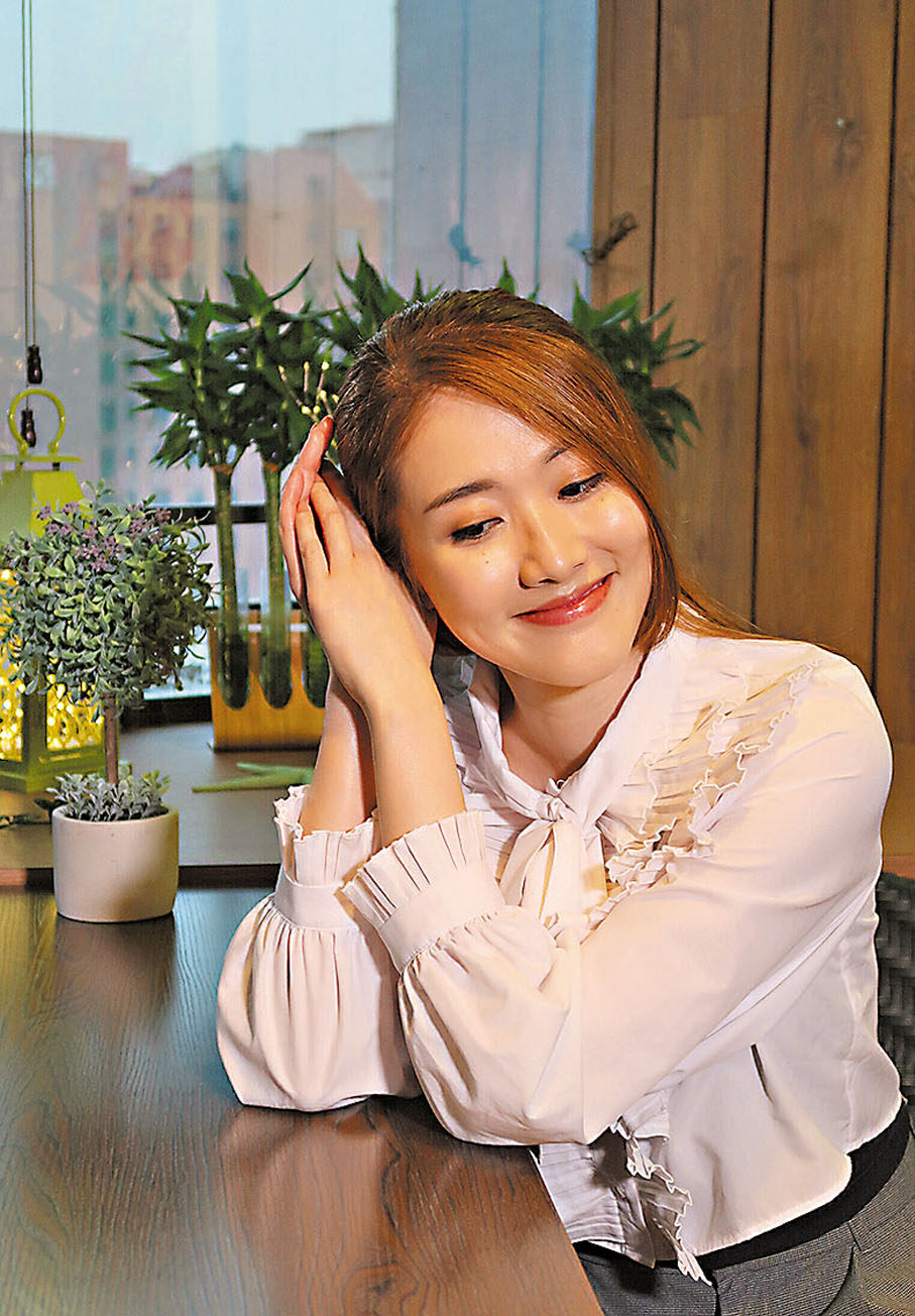 ●現實中的鄧佩儀性格開朗。