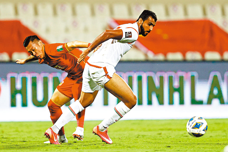 ●徐新（左）在對阿曼一役積極拚搶。新華社