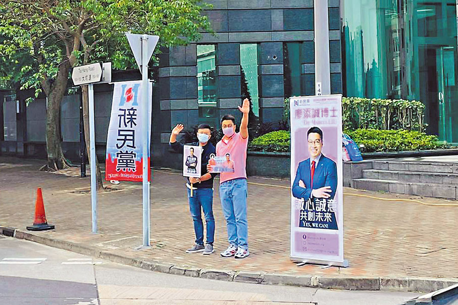 ●廖添誠（右）落區與市民見面。