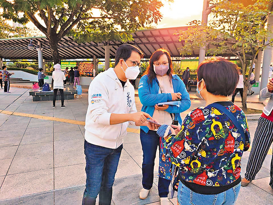 ●陳克勤（左一）與市民閒話家常。