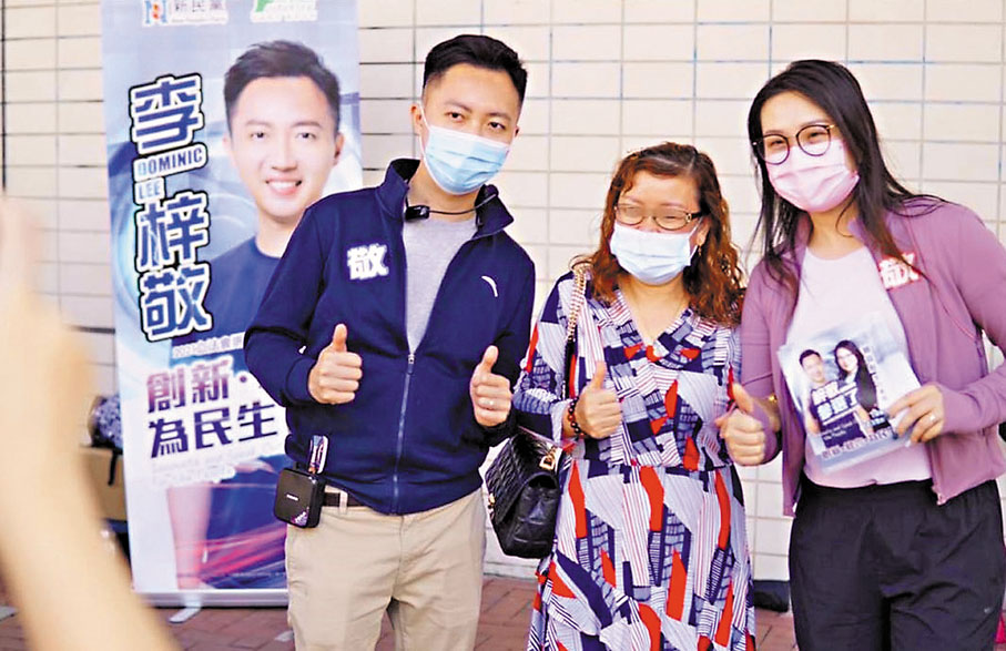 ●李梓敬（左一）與市民合照。