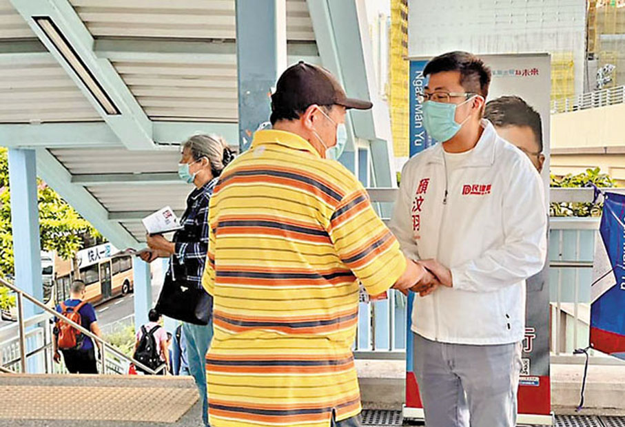 ●顏汶羽（右）與市民交流。