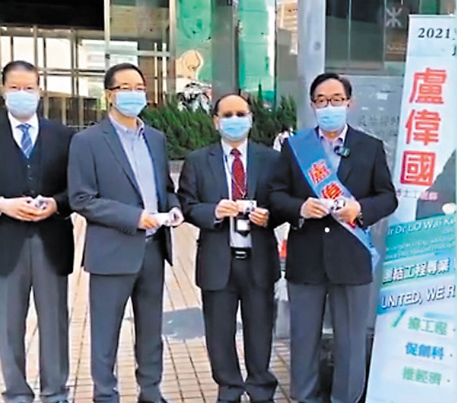 ●盧偉國（右一）設街站宣傳政綱。