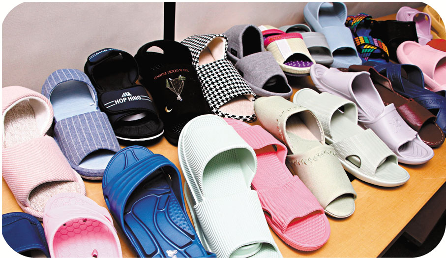 ●消委會對30款家居拖鞋的防滑效能進行測試。 香港文匯報記者  攝