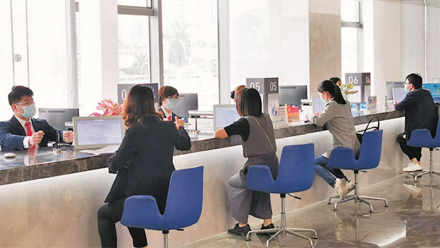 ●「粵港澳大灣區職稱和職業資格業務一站式服務平台」在廣州南沙政務服務中心正式對外運作。圖為該服務平台的服務大廳。 香港文匯報記者帥誠  攝