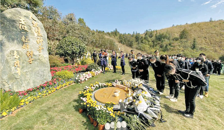 ●袁隆平追思會暨靈骨安放儀式在長沙市唐人萬壽園陵墓舉行。袁隆平生前喜歡用小提琴演奏《我和我的祖國》，陵園特意安排湖南農業大學學子現場演奏。 受訪者供圖