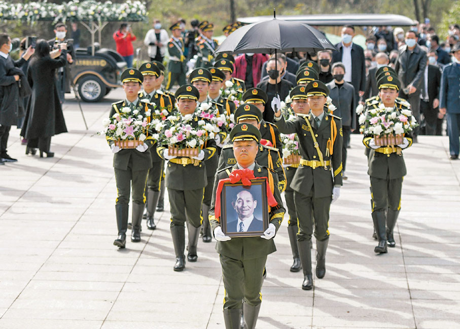●袁隆平靈骨安放儀式在長沙市唐人萬壽園陵墓舉行。 中通社