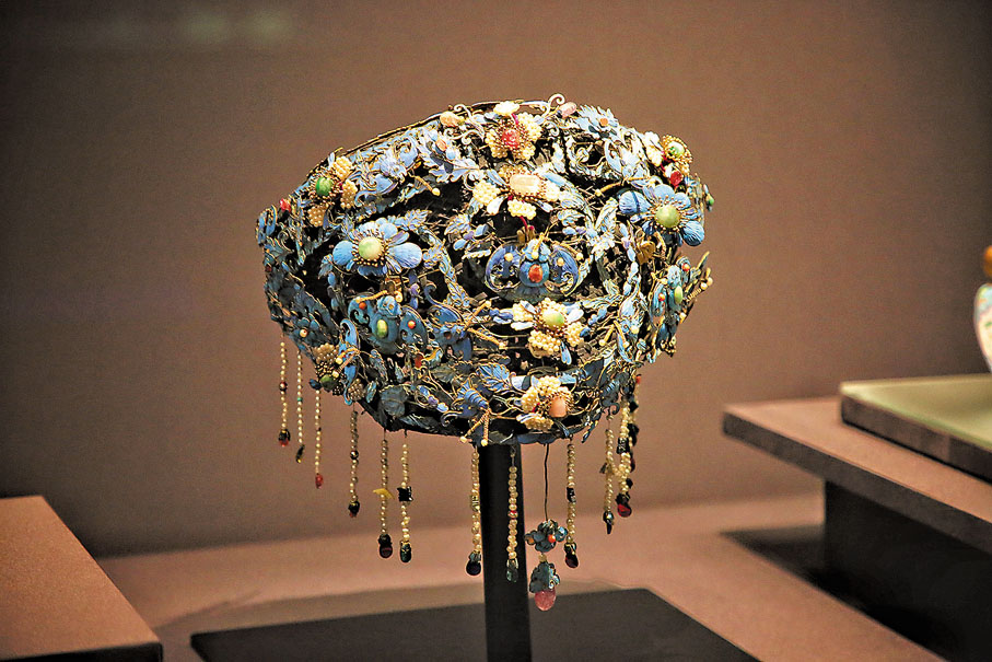 ●色彩斑斕的古代頭飾。 中通社