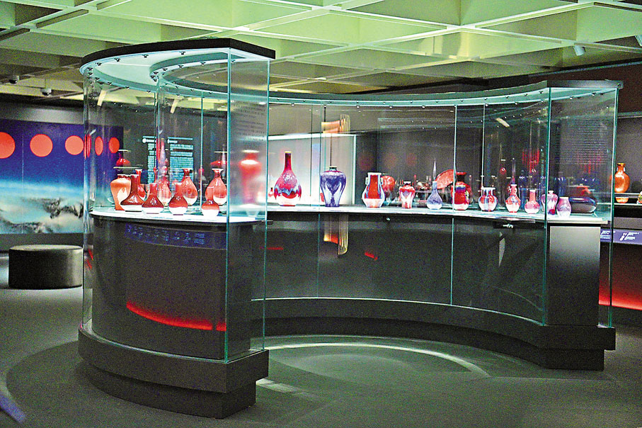 ●紅區的半圓展櫃展出不同類型的紅色瓷器。 香港藝術館提供