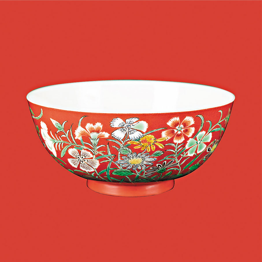 ●紅區展出的五彩珊瑚地四季花卉紋碗。 香港藝術館提供
