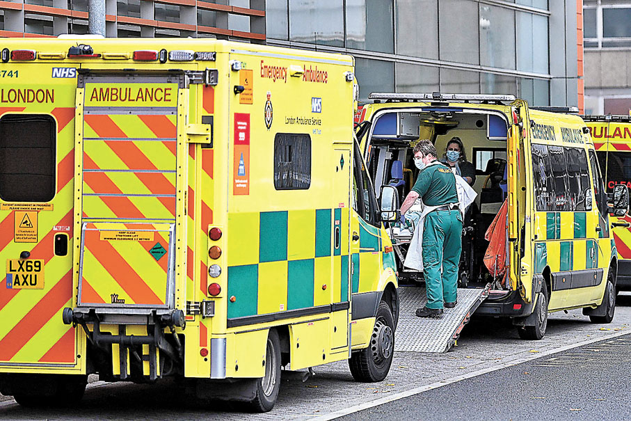 ● 9月數據顯示，英國約有20.8萬名病人在救護車上等候超過15分鐘。 資料圖片
