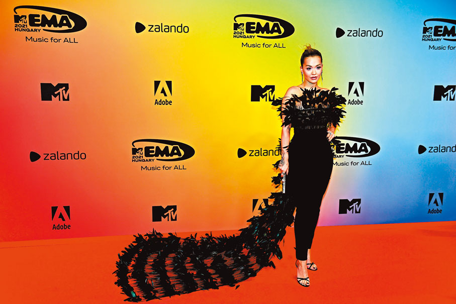 ● 英國歌手Rita Ora盛裝亮相紅地毯。