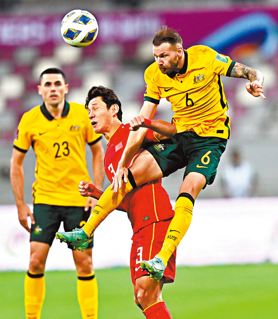 ●國足（紅衫）首循環對澳洲完全落於下風。  新華社