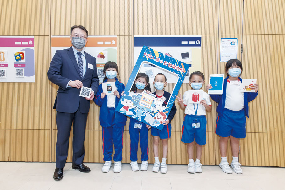 ●中銀人壽以ESG（環境、社會及管治）為核心價值之一，除了在業務上注入ESG元素，旗下公益項目亦與ESG主題緊緊相扣，如夥拍聖雅各福群會推出「中銀人壽小財智編程師」計劃，以及獲世界綠色組織（WGO）的邀請，成為其ESG Accelerator programme for startups項目的戰略合作夥伴。圖為中銀人壽執行總裁鄧子平與一眾參加學童在「中銀人壽小財智編程師」計劃開幕禮上合照。