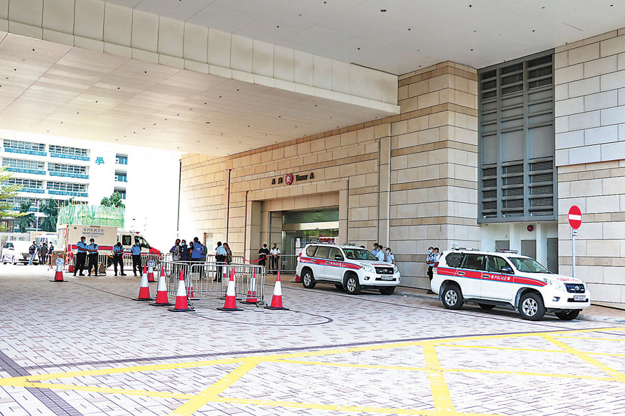 ●西九龍裁判法院昨日接獲可疑粉末信，警方到場調查。香港文匯報記者  攝