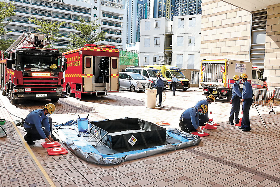 ●消防員在西九龍裁判法院外戒備。香港文匯報記者  攝
