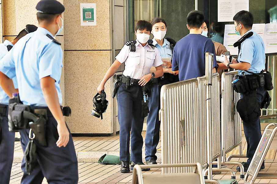 ●進入西九龍裁判法院調查的警員帶備防毒面具。  香港文匯報記者  攝