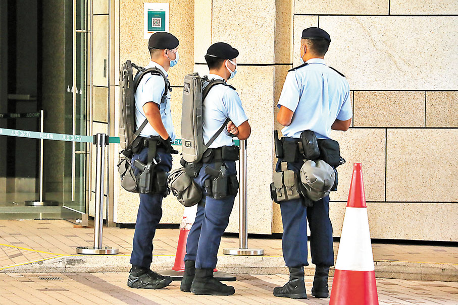 ●反恐特勤隊在西九龍裁判法院外戒備。香港文匯報記者  攝