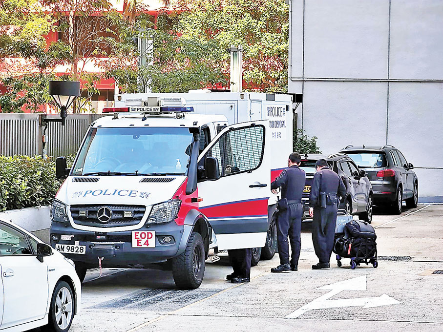 ●爆炸品處理課人員到沙田裁判法院調查。