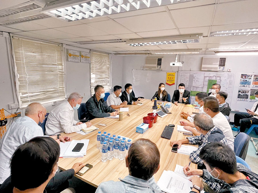 ●劉國勳得悉事件後到場斡旋與協調，並於下午陪同工人與分判商、總承建商及機管局開會。