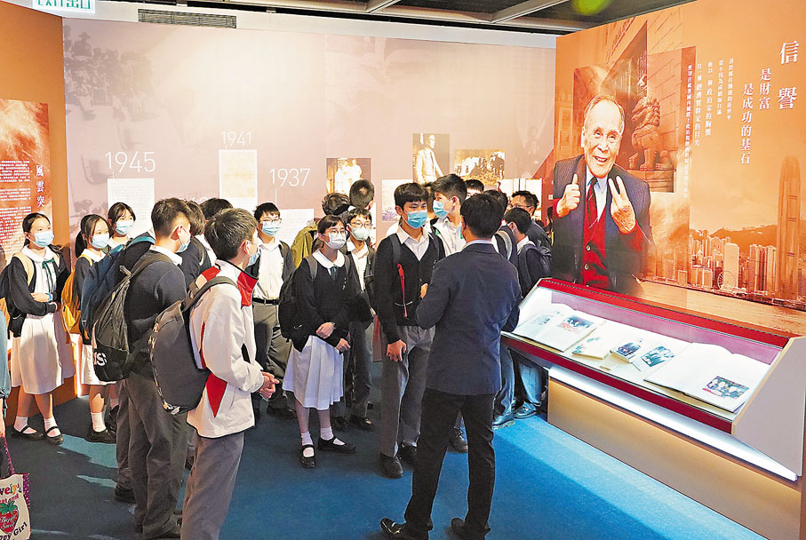 ●眾多學生專程到場參觀「愛國者的典範──莊世平」事蹟展。 香港文匯報記者  攝