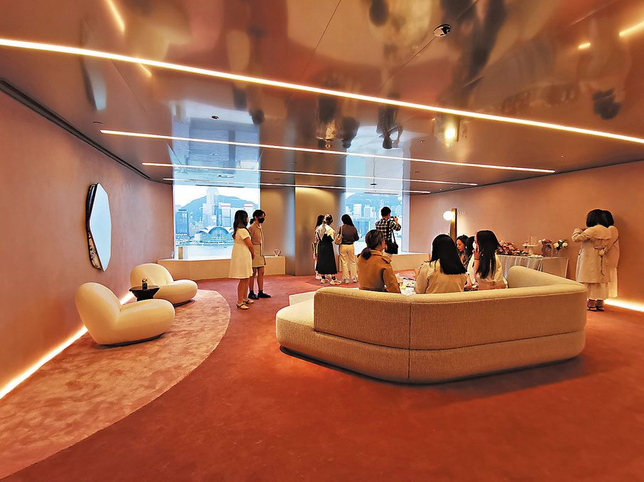 ●旗艦店以粉色為主色，設計時尚充滿格調。