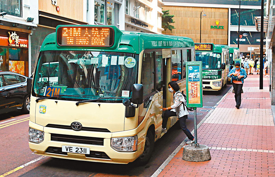 ● 銅鑼灣專線小巴站，小巴排隊候客。香港文匯報記者 攝