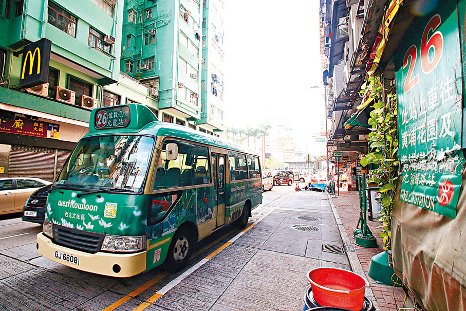 ● 26號專線小巴停靠站前沒人排隊候車，司機停定候客上車。 香港文匯報記者 攝