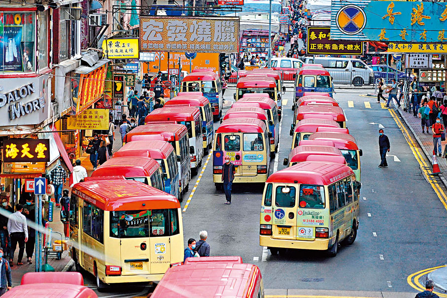 ● 旺角先達廣場附近小巴站頭，小巴群集，四線佔其三。 香港文匯報記者 攝