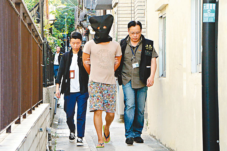 ●被告蕭國偉於前年6月被警方拘捕押回天水圍新生村搜查。資料圖片