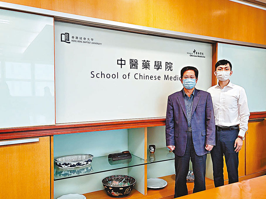 ● 陳虎彪（左）表示課程強調全面性和重視化學基礎。右為該課程畢業生蘇偉明。香港文匯報記者鍾健文  攝