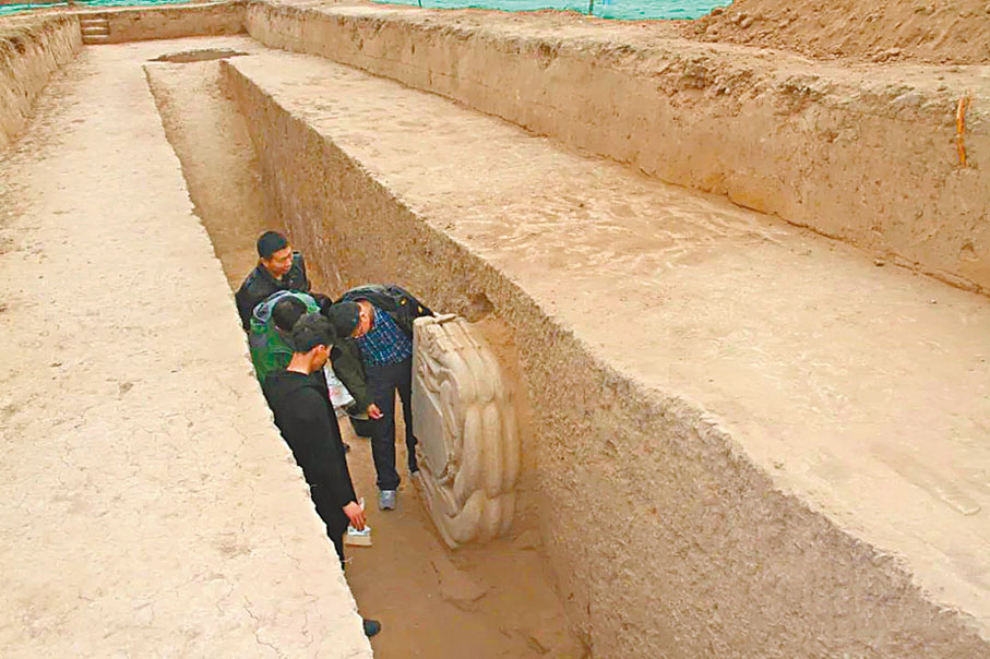 ●北碑「三絕」之一《豆盧恩碑》碑首出土現場。