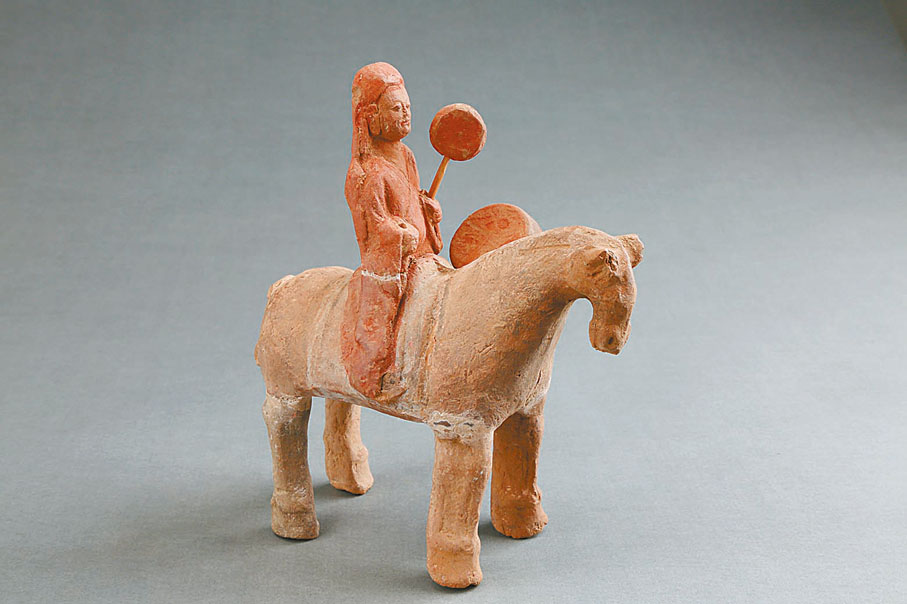 ●豆盧雋墓出土的擊鼓俑。