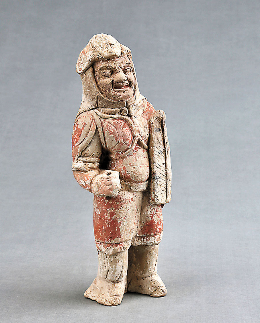 ●豆盧整夫婦合葬墓出土的持盾武士俑。