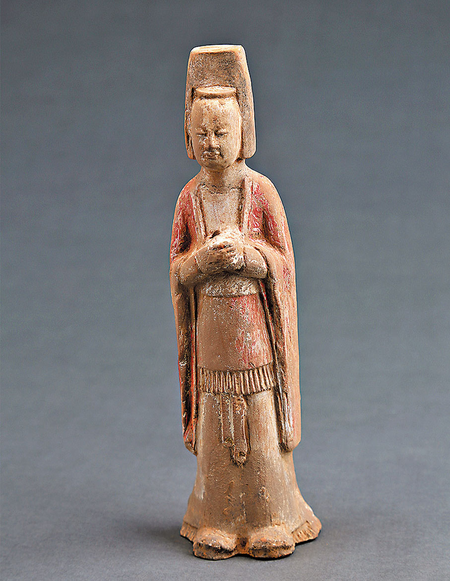 ●豆盧整墓出土籠冠俑。