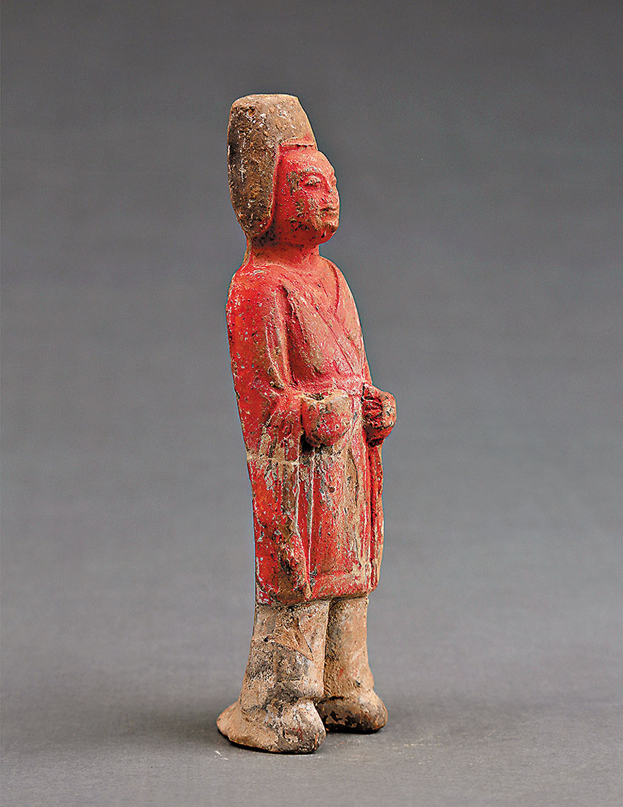 ●豆盧雋墓出土的籠冠俑。